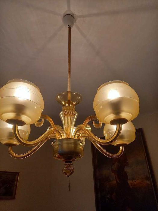 Piękny, szklany żyrandol w typie Murano z kloszami.