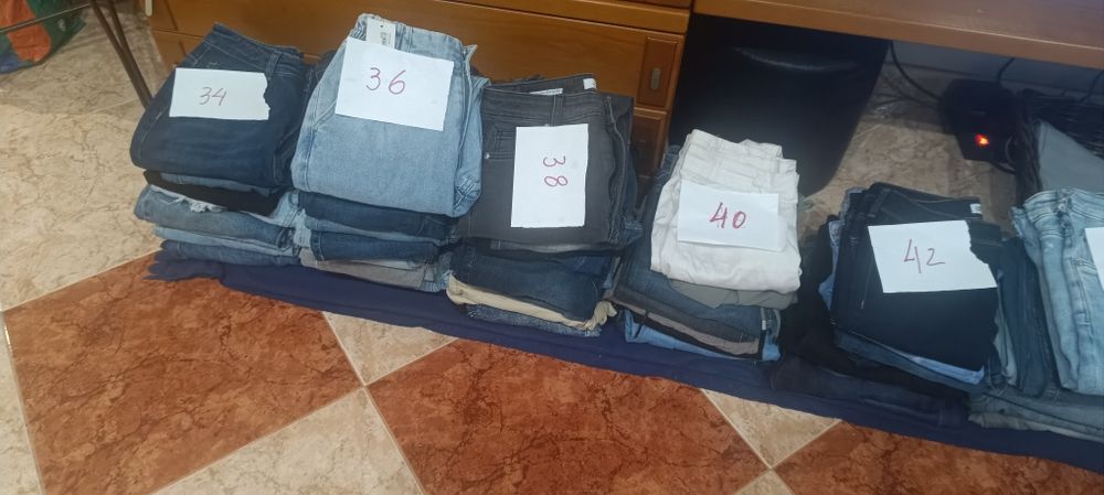 Calças de vários tamanhos, a maior parte de ganga