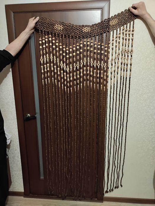 Штора дерев'яна на двері.