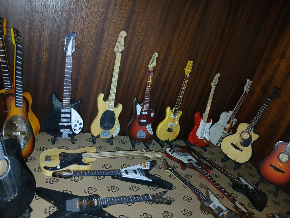 Colecao 24 minitura de viola e guitarra  por 200 €