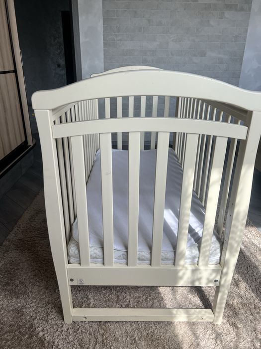 Продам дитяче ліжечко 120x60 разом з матрацом та наматрацником