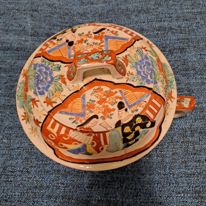 Bacio oriental com tampa, muito antigo em porcelana