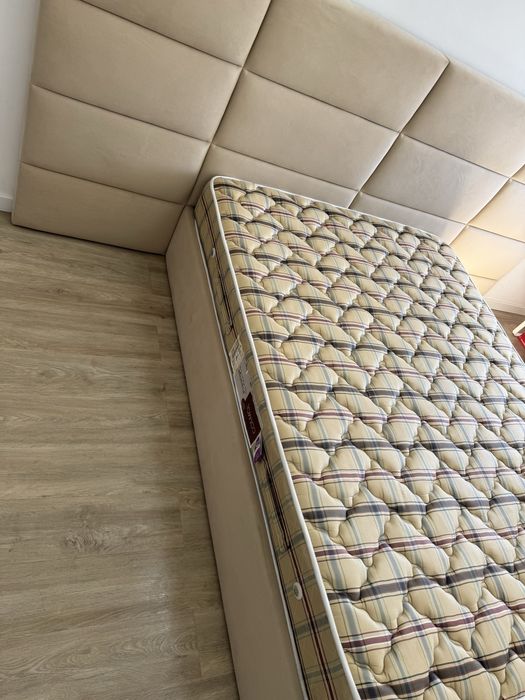 Cama de casal estofada + colchão (como nova – pouco uso)