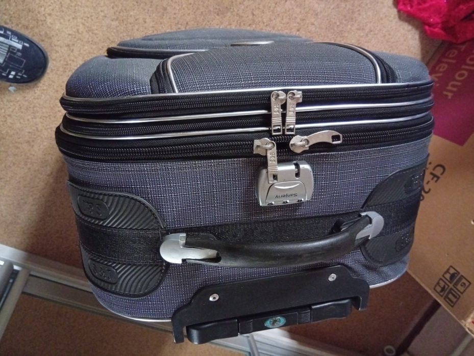 Дорожный чемодан