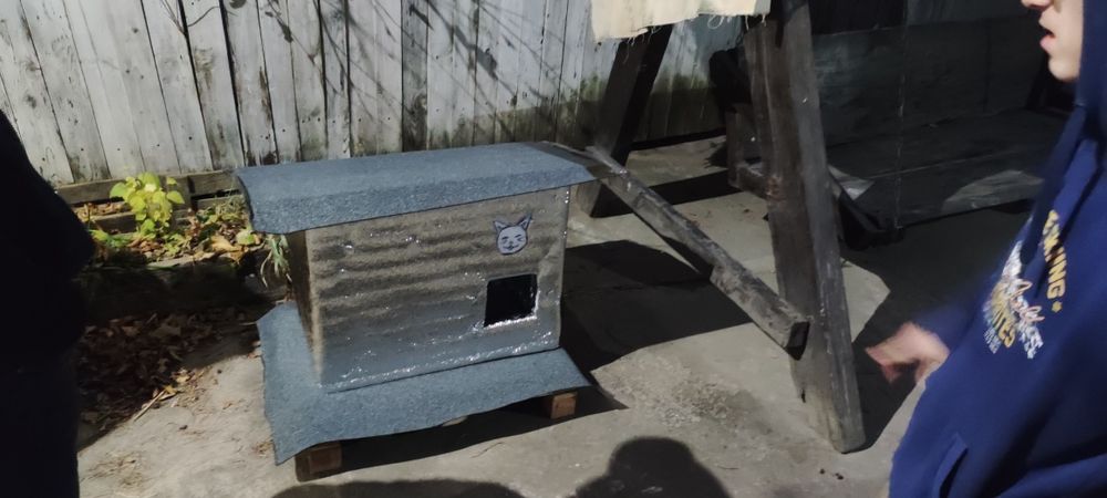 Хатинка для безпритульних котиків