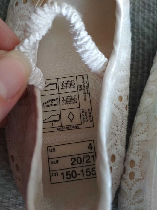 Buciki koronkowe z gumeczką r 20/21 + skarpetki Soxo