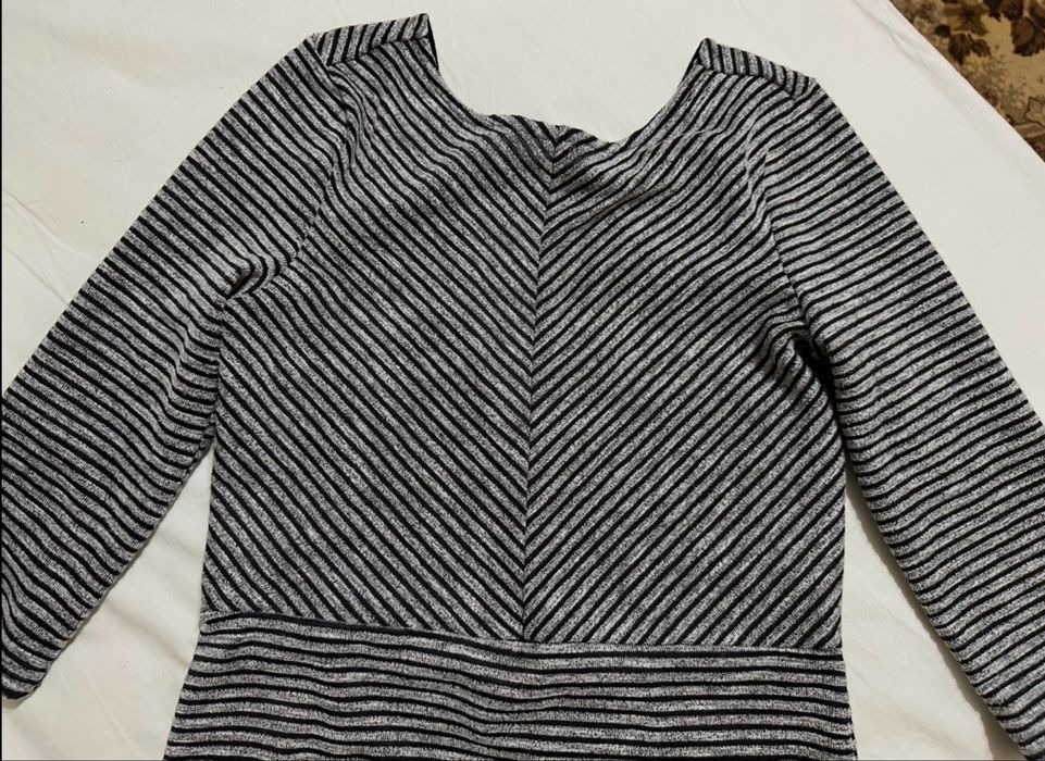 Плаття в полоску, сіре, рукав три четверті