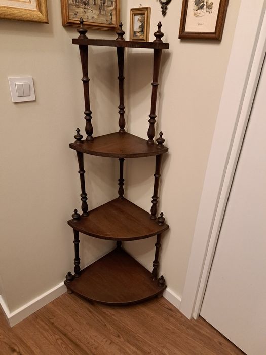 Móvel de canto em madeira