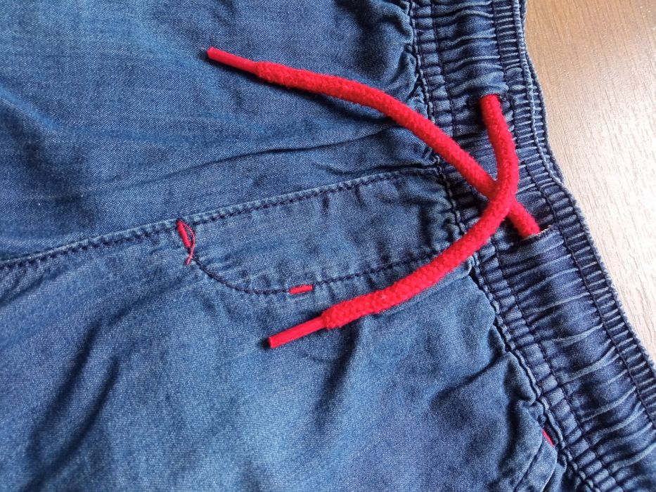 Krótkie spodenki jeansowe dla chłopca 98/104
