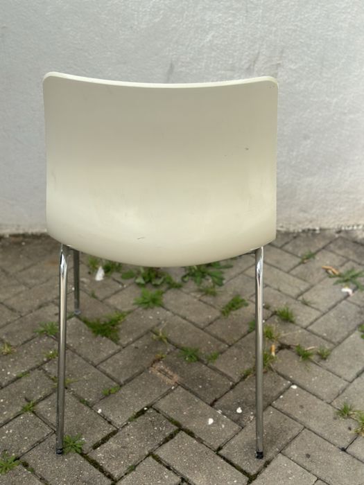4 cadeiras brancas em fibra