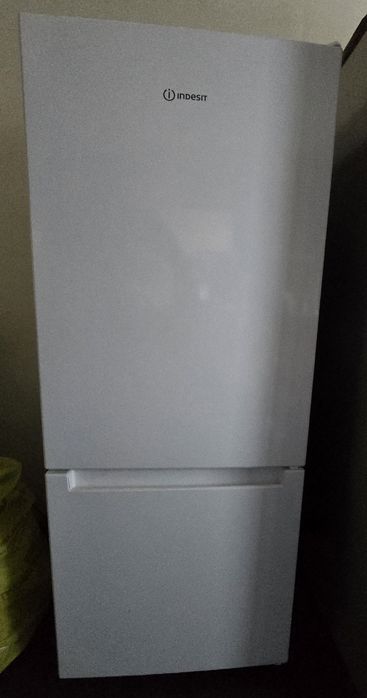 lodówka Indesit LI6 S1E W – prawie nowa