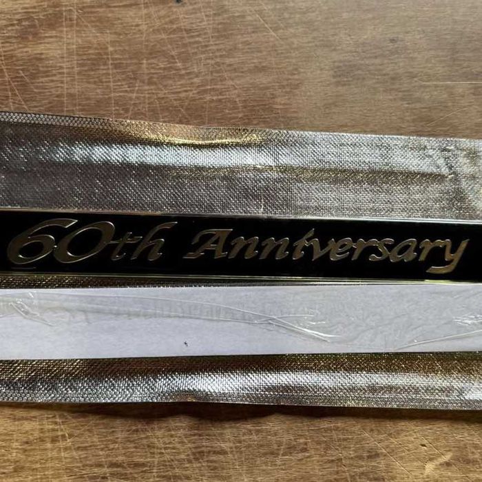 Надпись 60th Anniversary логотип Тойота Ленд Крузер