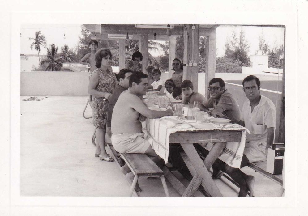 Foto almoço familiar na Praia das Chocas, Moçambique 1950s