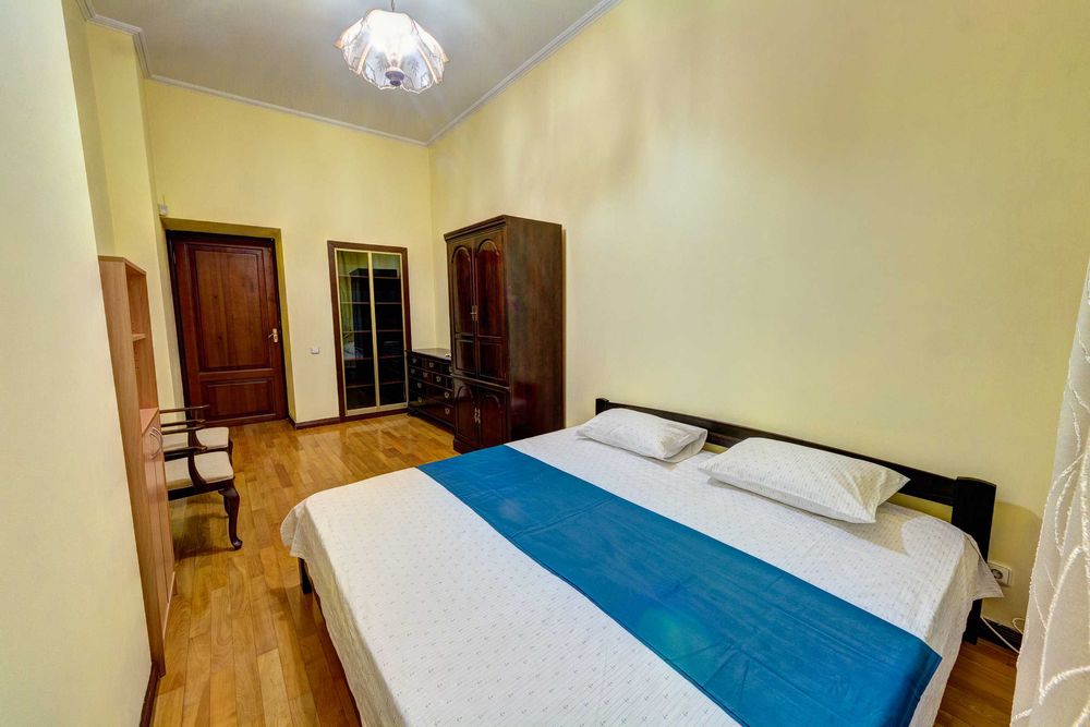 Подобова оренда 4-к квартири поруч з м. Палац Спорту (Печерський р-н)