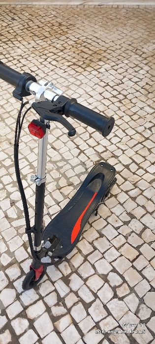 Trotineta elecrica preta.