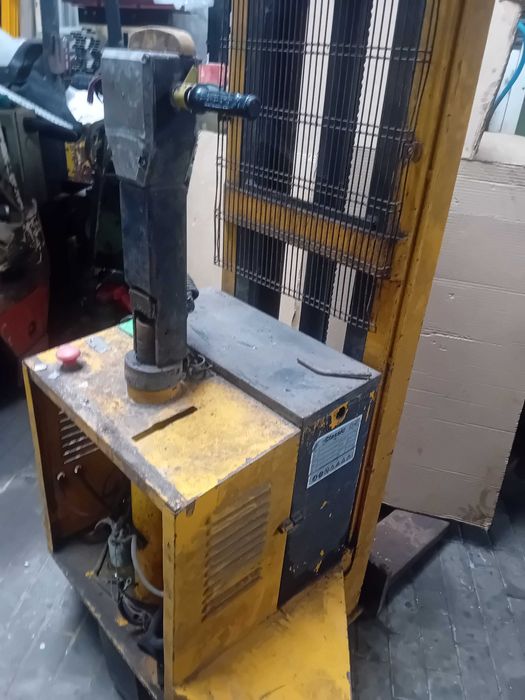 Stacker eléctrico elevação 3500mm. Para aproveitamento de peças.