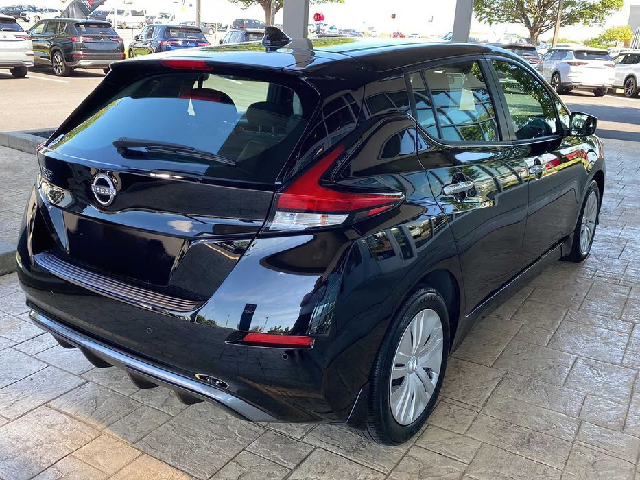 Nissan LEAF      2023