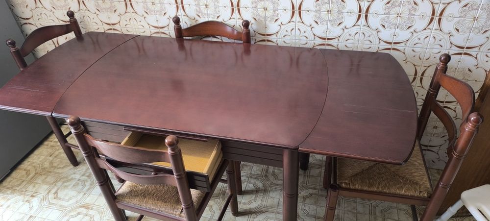 Conjunto mesa de cozinha e cadeiras