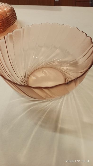 Conjunto de pratos e saladeira em pirex rosa