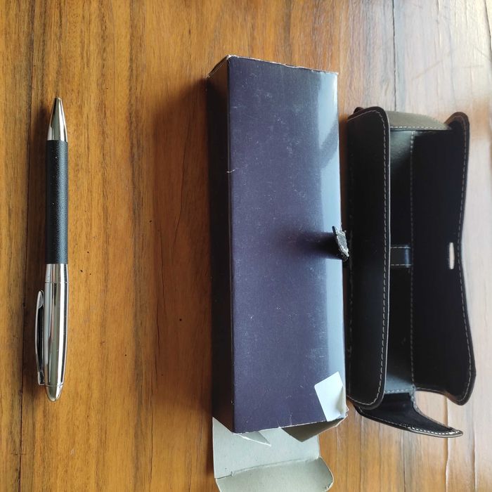 Esferográfica com estojo