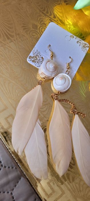 Nowe kolczyki piórka nude z muszelkami.