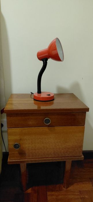 2 mesinhas cabeceira vintage e 2 candeeiros  vermelhos
