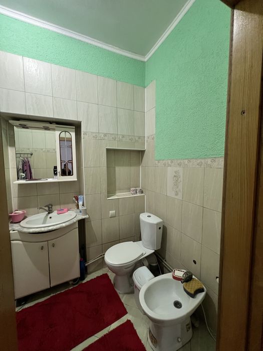 Продаж двох будинків у одному дворі.