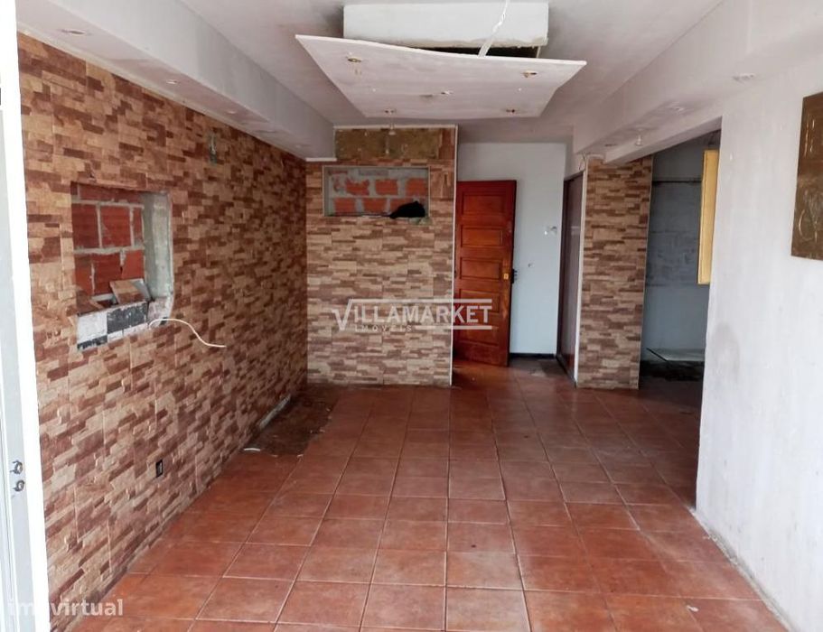 Apartamento T3 da banca inserido no 3º andar do nº 10 da Rua do Moinho