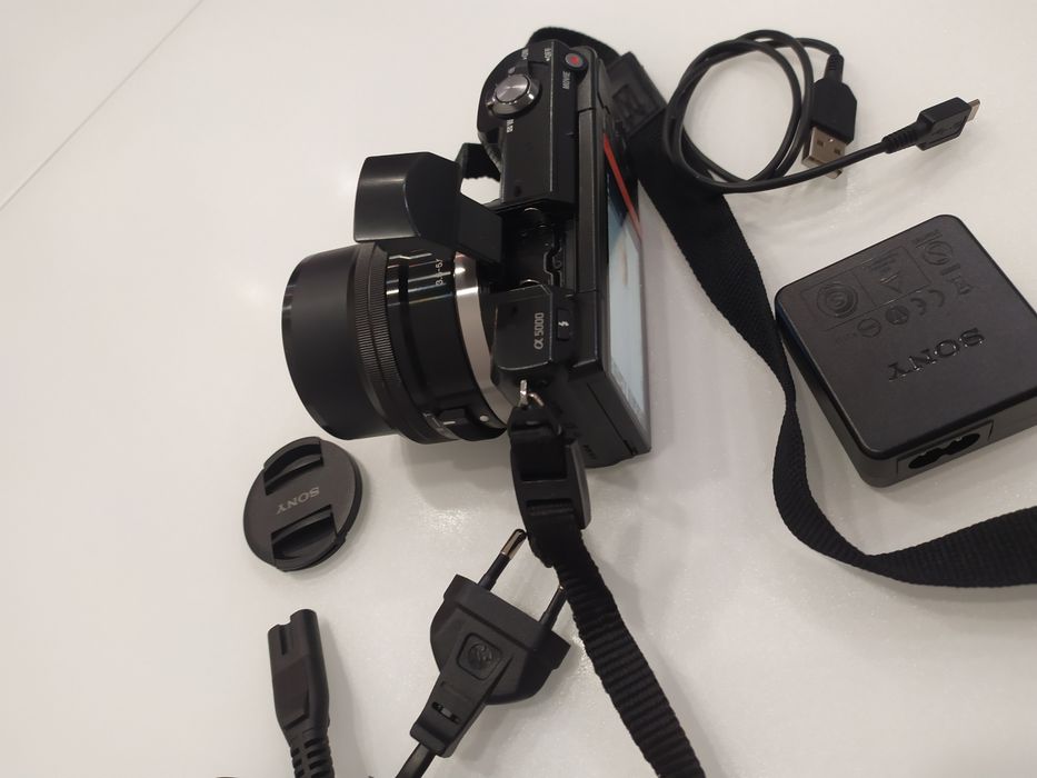 SONY Альфа 5000. 3.5-5.6/16-50 новый. 20.1 mega pixel. WI FI