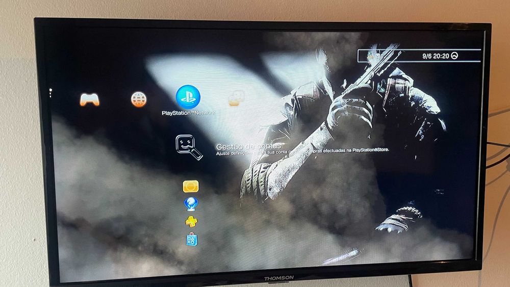 PS3 Super Slim 500GB + 10 jogos (GTA V, Minecraft) + comando e cabos