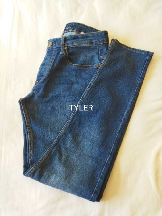 Vários modelos de calças de ganga da marca Tiffosi, para rapaz/homem