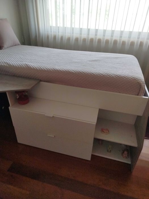 Cama jovem com colchão e arrumação