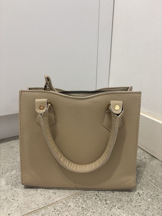 Beżowa torebka ze złotymi akcentami