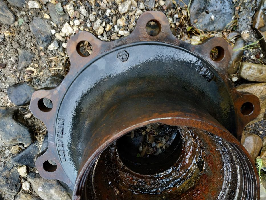 Ступиця до фури DAF до причепа є три пари підшипників до неї