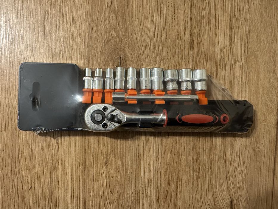 12-sto czesciowy zestaw kluczy nasadowych