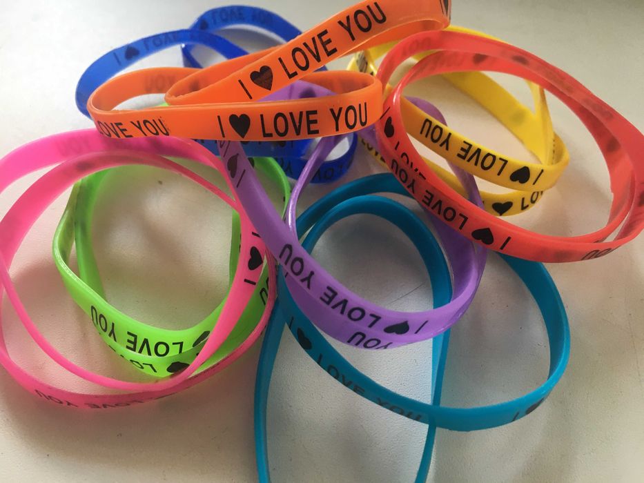 Браслет наручный, резиновый , с надписью,