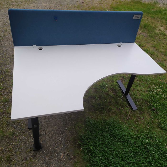 Stół Biurko Narożne 180cm Kinnarps Oberon + Przegroda Ścianka Ekran