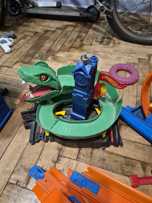 Вживаний набір Hot Wheels Mega Garage з треками