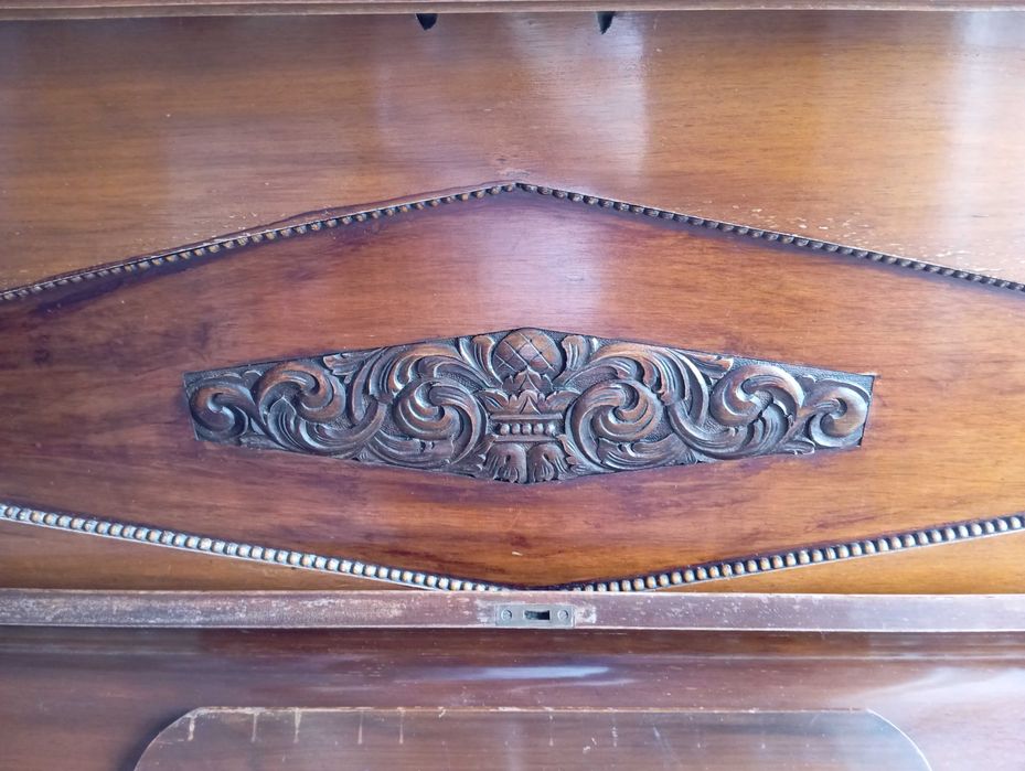 zabytkowe pianino J. Schiller