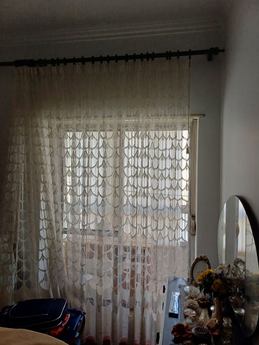 Cortinados e varão com as begalas,de parede a parede 3m,altura 2,50m.