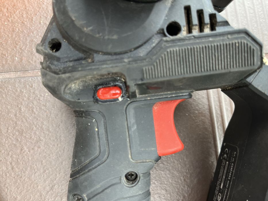 Pilarka Do Gałęzi FERM 12V 2,0 Ah 150 mm