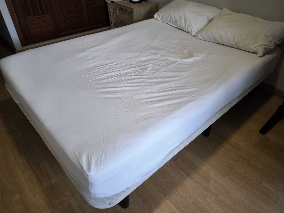 Estrado c/ 6 pernas + colchão de látex (140x200 cm) Cama de casal.