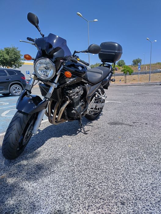 Suzuki Bandit 650  com Top Case 77 cvs