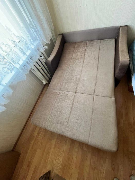 Sofa dwuosobowa z funkcją spania i pojemnikiem