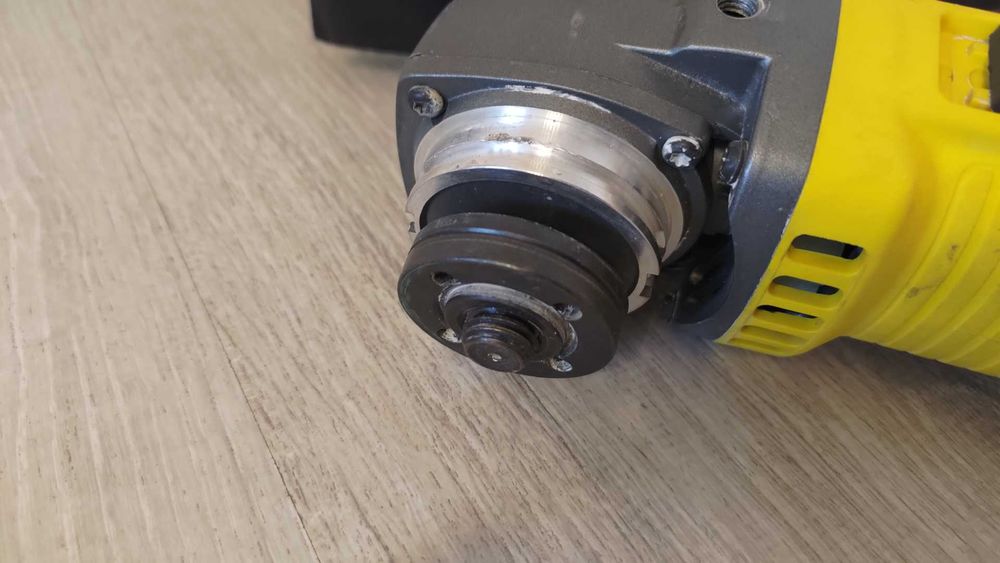 Кутова шліфувальна машина (болгарка) Stanley Fatmax FMEG220 850 Вт