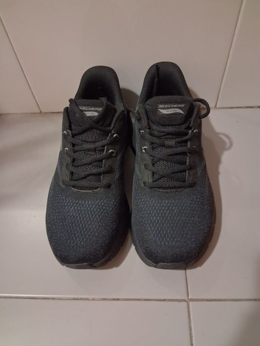 Sapatos Skechers pretos