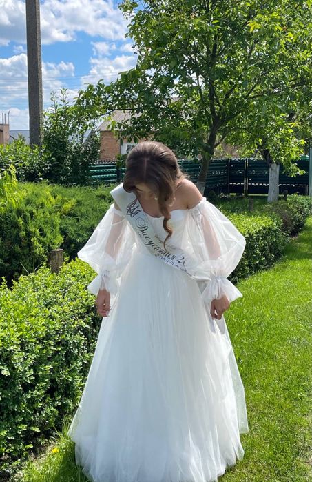 Випускна біла сукня