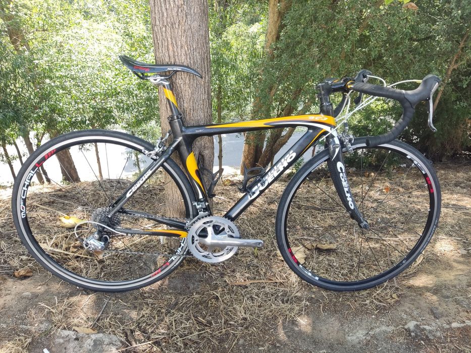 Bicicleta de estrada em carbono com 105