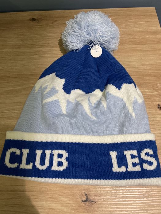 Nowa czapka z pomponem