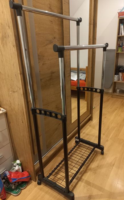 Podwójny stojak na ubrania.